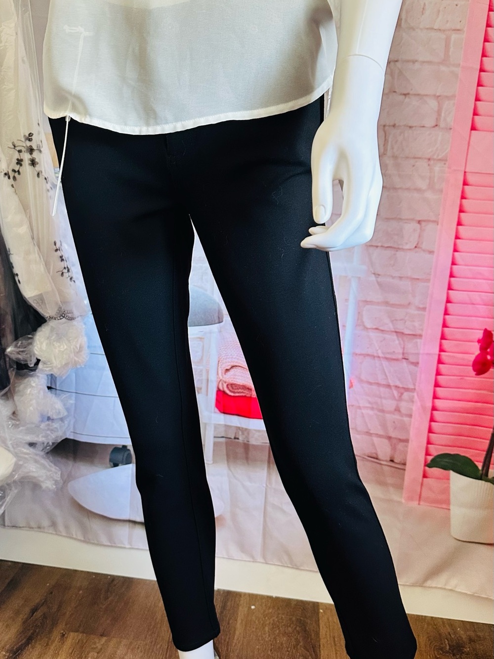 Two by Vince Camuto Black Skinny Ankle Pants - Picture 4 of 8